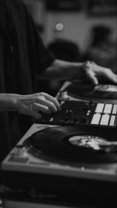 manos-dj-blanco-y-negro-1